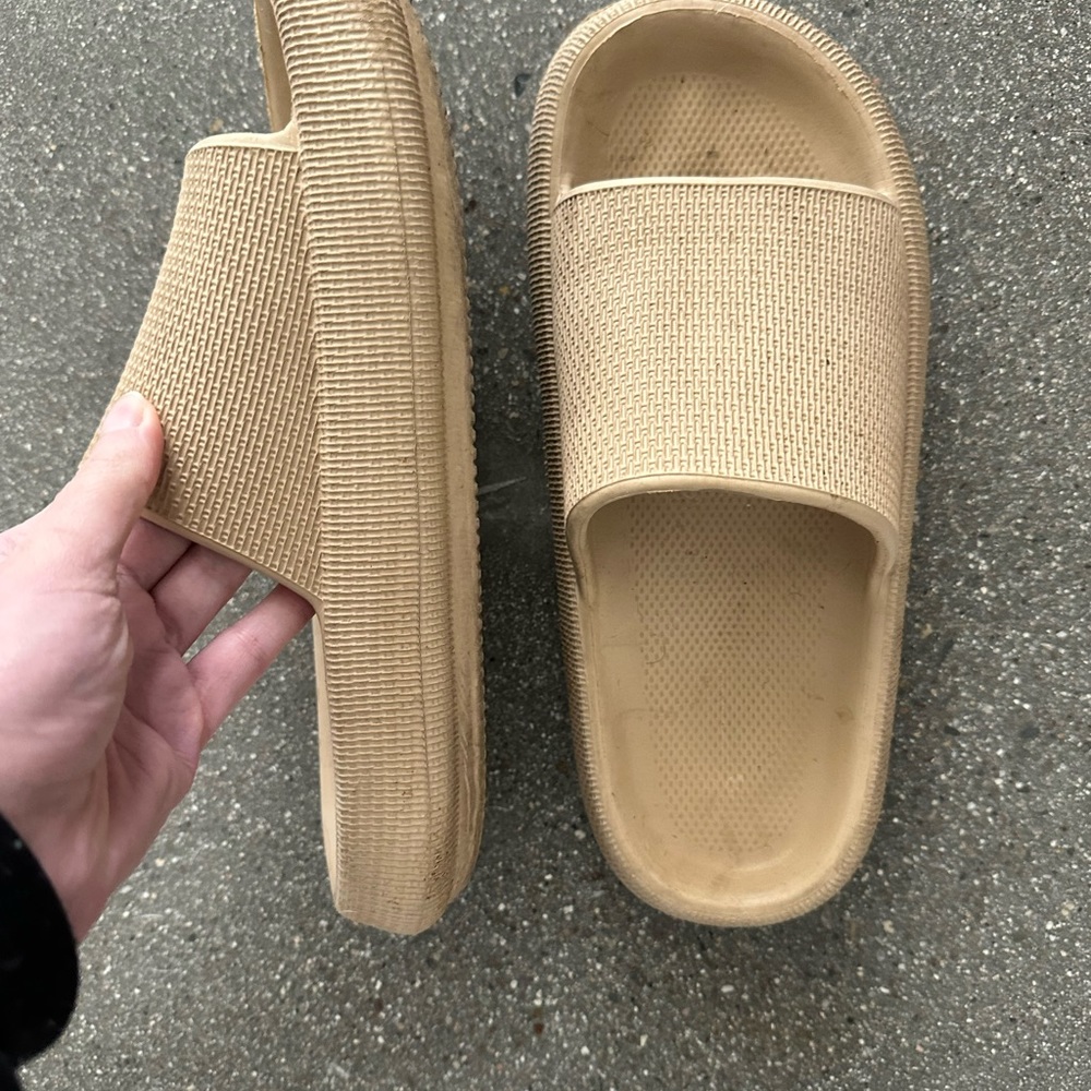 Steve Madden slides in nude - Picture 3 of 4